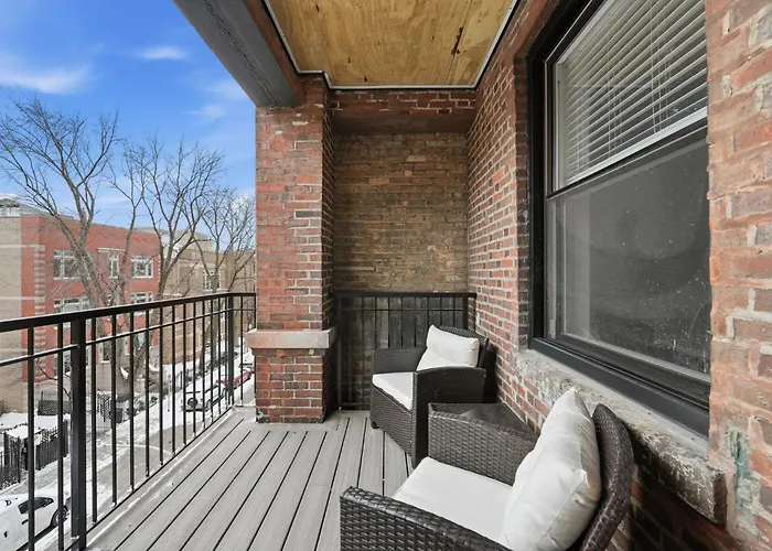 Apartment In Wrigley Close To The Field & Food