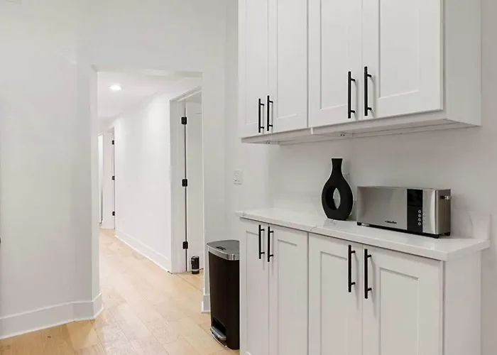 Apartment In Wrigley Close To The Field & Food