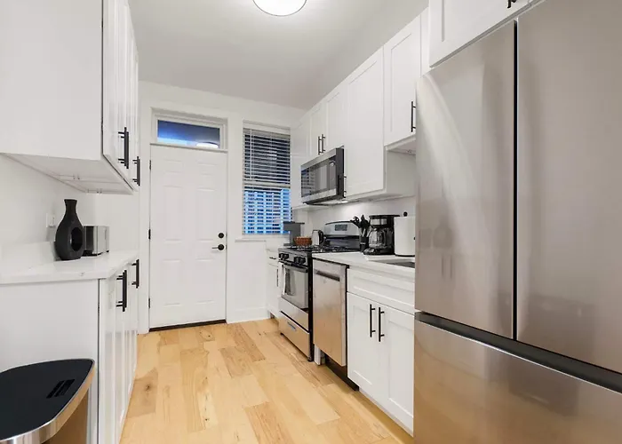 Apartment In Wrigley Close To The Field & Food *
