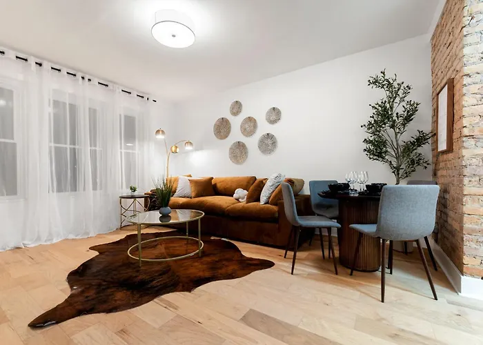 Apartment In Wrigley Close To The Field & Food